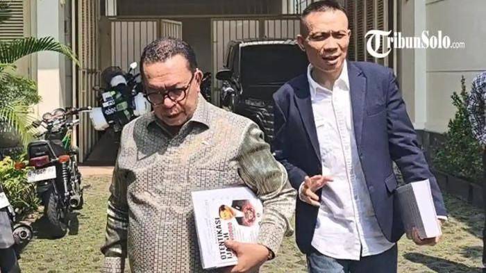 UNGKAP ISI BUKU - Ahli Digital Forensik Rismon Sianipar bertamu ke kediaman Presiden ke-7 RI Jokowi di Sumber, Banjarsari, Solo, Jawa Tengah, Rabu (17/6/2026). Ia menyampaikan isi naskah buku berjudul Otentikasi Ijazah Jokowi yang akan diterbitkan untuk melawan tuduhan ijazah palsu yang dialamatkan ke presiden ketujuh tersebut.