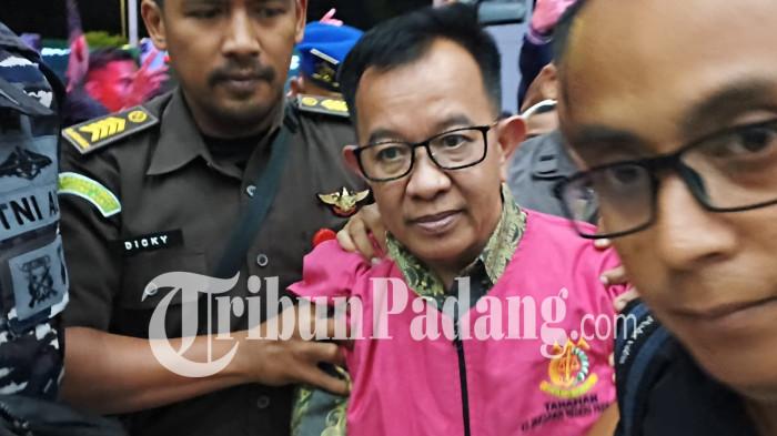 DITANGKAP- Anggota DPRD Sumbar, BSN tiba di Kejati Sumbar, Kamis (18/6/2026) malam setelah ditangkap di Jakarta.