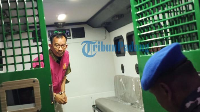 DITANGKAP- Anggota DPRD Sumbar, BSN tiba di Kejati Sumbar, Kamis (18/6/2026) malam setelah ditangkap di Jakarta. BSN sebelumnya masuk dalam DPO kasus dugaan korupsi manipulasi jaminan Kredit Modal Kerja (KMK) dan bank garansi distribusi semen.
