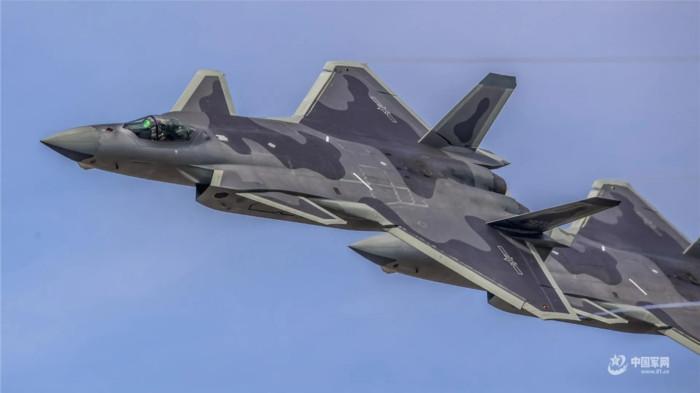 PESAWAT TEMPUR CHINA - Potret jet siluman Chengdu J-20 Mighty Dragon yang diunggah di portal berita resmi Tentara Pembebasan Rakyat (PLA). China meningkatkan jet tempur siluman J-20 dengan radar lebih canggih, mesin WS-15, dan integrasi kecerdasan buatan untuk memperkuat kemampuan tempur