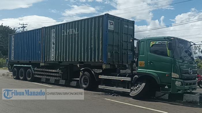 KECELAKAAN TRUK KONTAINER - Satu unit kendaraan bertonase besar jenis truk kontainer warna hijau, membawa gandengan 40 fit alami kecelakaan lalulintas (lakalantas) tunggal di jalan rasa ruas Bitung - Manado, Kamis (18/6/2026). Truk tersebut menabrak median jalan di antara Kantor Polsek dan Puskesmas Kauditan Kecamatan Kauditan, Kabupaten Minahasa Utara (Minut).