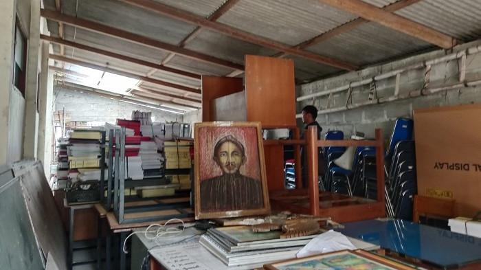 TERGUSUR: Barang-barang dari Korwil Pendidikan Mlati yang kini terpaksa harus menumpang ditaruh di SD Tlogoadi Sleman. Kantor Korwil Pendidikan Kapanewon Mlati, Kabupaten Sleman, terpaksa harus menumpang di SDN Tlogoadi setelah pihak kalurahan meminta pengosongan gedung secara mendadak dalam waktu satu minggu, karena akan digunakan oleh KDMP.