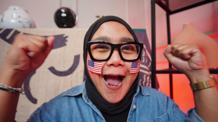 Wanita asal Solo mengenakan stiker Amerika di wajah bentuk dukungan dalam Piala Dunia 2026
