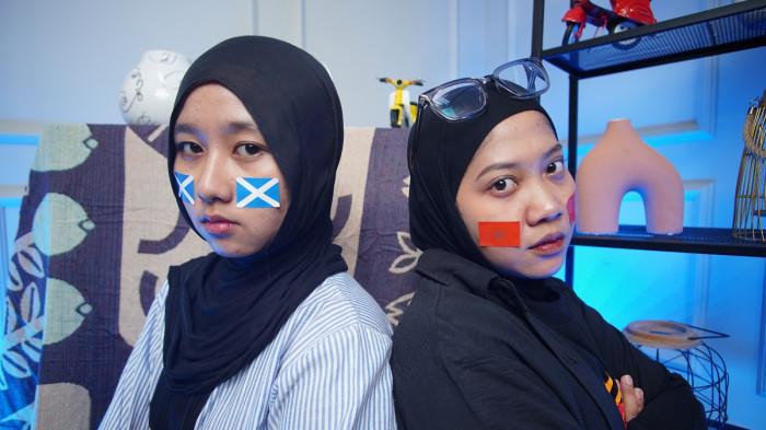 Wanita asal Boyolali mengenakan stiker Skotlandia sebagai dukungan dalam Piala Dunia 2026