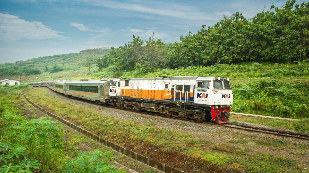 Ilustrasi perjalanan KA Mutiara Selatan yang menjadi salah satu pilihan transportasi favorit di Pulau Jawa, khususnya rute Bandung-Surabaya.