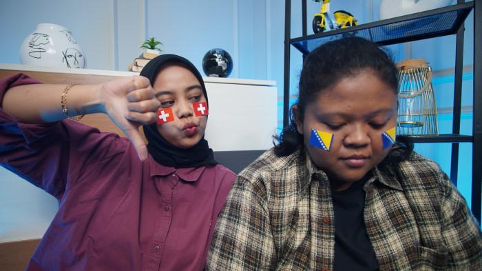 Wanita asal Karanganyar mengenakan stiker Swiss di wajah sebagai bentuk dukungan dalam Piala Dunia 2026, di Kota Solo, Jawa Tengah, Rabu (17/6/2026).(Tribun-Video.com/Akmal Khoirul Habib)
