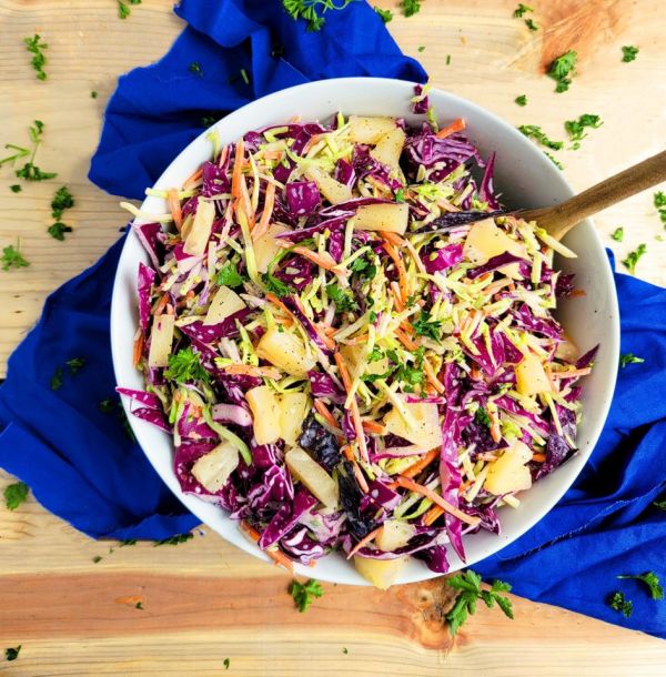 सोपे अननस Coleslaw क्रेडिट: अँड्रिया मॅथिस