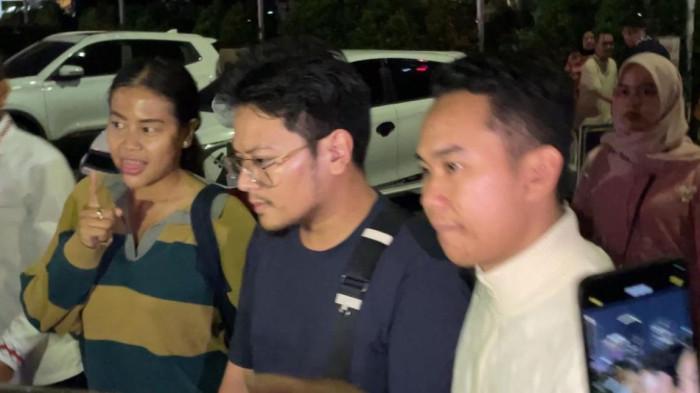 PENIPUAN UMRAH - Direktur Travel Hananiah, Ahmad Syah Farhan (tengah) diseret ke Polda Metro Jaya oleh para calon jemaah Umrah travel itu pada Kamis (28/5/2026). Ia diseret dan dilaporkan ke polisi lantaran terjerat kasus dugaan penipuan ibadah Umrah dengan kerugian ditaksir mencapai Rp60 Miliar.