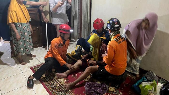 EVAKUASI - Proses evakuasi seorang perempuan bernama Farida Budiasih yang dilaporkan terjatuh ke dalam sumur di Dusun Warung Kulon, RT 06/02, Desa Imbanagara Raya, Kecamatan Ciamis, Kabupaten Ciamis, Kamis (18/6/2026) malam.