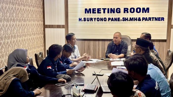 SUARAKAN ASPIRASI - Mahasiswa UNUBA Pasuran, Jawa Timur yang tergabung dalam Aliansi Sudut Kampus saat memohon bantuan hukum ke PBH DPC Peradi Bangil, Kamis, (18/6/2026) terkait polemik di UNUBA