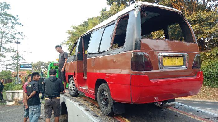ANGKOT KECELAKAAN - Sebuah angkutan kota (angkot) jurusan Cileunyi-Sumedang yang mengangkut sejumlah siswa SMPN 1 Tanjungsari mengalami kecelakaan lalu lintas di kawasan Hegarmanah, Kecamatan Jatinangor, Kabupaten Sumedang, Kamis (18/6/2026).