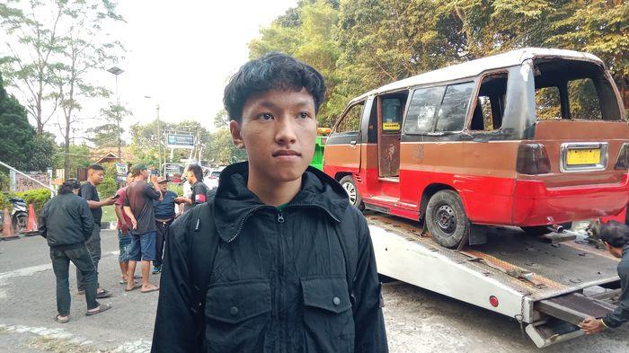 KESAKSIAN KORBAN SELAMAT - Addar Abid Pranaja Wijaya, siswa kelas 7, SMPN 1 Tanjungsari, korban angkot terguling di kawasan Hegarmanah, Kecamatan Jatinangor, Kabupaten Sumedang, saat diwawancara Tribun Jabar.id, di lokasi kejadian, Kamis (18/6/2026) sore.