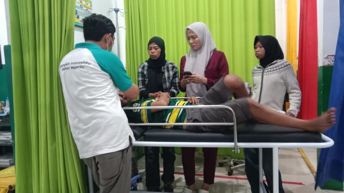 KORBAN - Suasana di IGD Puskesmas Jatinangor, Kabupaten Sumedang, pasar kejadian mobil angkot pengangkut belasan siswa SMPN 1 Tanjungsari terguling di Hegarmanah, Jatinangor, Sumedang , Kamis (18/6/2026) petang.