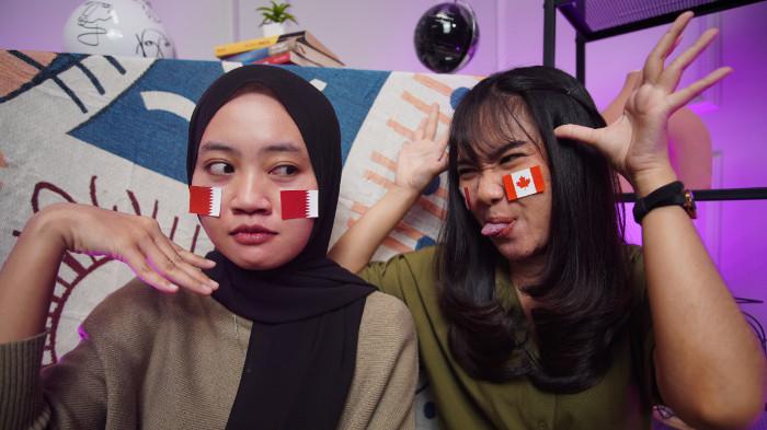 KANADA VS QATAR - Wanita asal Magelang mengenakan stiker Kanada (kanan) di wajah sebagai bentuk dukungan dalam Piala Dunia 2026, di Kota Solo, Jawa Tengah, Rabu (17/6/2026).