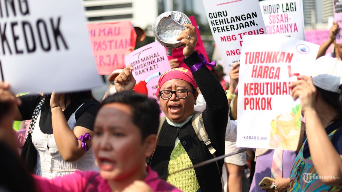 TUNTUT PERBAIKAN EKONOMI - Ratusan massa dari Aliansi Perempuan melakukan demonstrasi di sekitar Jalan Jenderal Sudirman, Jakarta, Kamis (18/6/2026). Dalam aksinya massa yang mengenakan pakaian serba pink dan daster tersebut mendesak pemerintah untuk menurunkan harga kebutuhan pokok, menciptakan lapangan kerja, serta menuntut penghentian program Makan Bergizi Gratis (MBG) karena dianggap tidak menjawab persoalan ekonomi yang dihadapi kaum perempuan saat ini. TRIBUNNEWS/HERUDIN
