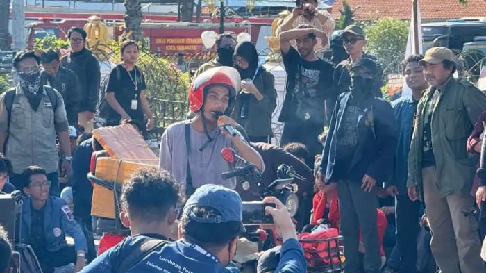 DEMO - Aan, penyandang disabilitas, menyampaikan orasi di tengah aksi mahasiswa di depan Gedung Negara Grahadi, Surabaya, Rabu (17/6/2026).
