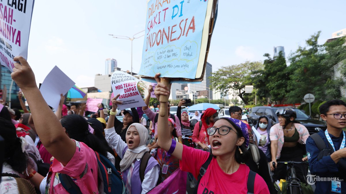 TUNTUT PERBAIKAN EKONOMI - Ratusan massa dari Aliansi Perempuan melakukan demonstrasi di sekitar Jalan Jenderal Sudirman, Jakarta, Kamis (18/6/2026). Dalam aksinya massa yang mengenakan pakaian serba pink dan daster tersebut mendesak pemerintah untuk menurunkan harga kebutuhan pokok, menciptakan lapangan kerja, serta menuntut penghentian program Makan Bergizi Gratis (MBG) karena dianggap tidak menjawab persoalan ekonomi yang dihadapi kaum perempuan saat ini. TRIBUNNEWS/HERUDIN