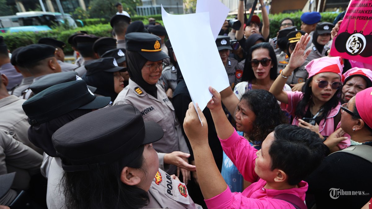 TUNTUT PERBAIKAN EKONOMI - Ratusan massa dari Aliansi Perempuan melakukan demonstrasi di sekitar Jalan Jenderal Sudirman, Jakarta, Kamis (18/6/2026). Dalam aksinya massa yang mengenakan pakaian serba pink dan daster tersebut mendesak pemerintah untuk menurunkan harga kebutuhan pokok, menciptakan lapangan kerja, serta menuntut penghentian program Makan Bergizi Gratis (MBG) karena dianggap tidak menjawab persoalan ekonomi yang dihadapi kaum perempuan saat ini. TRIBUNNEWS/HERUDIN