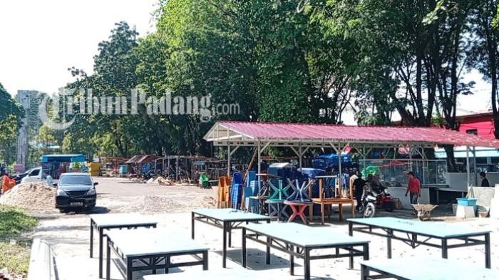 BONGKAR LAPAK – Sejumlah pedagang membongkar lapak dan bangunan tempat usaha mereka di kawasan GOR Haji Agus Salim, Padang, Rabu (17/6/2026). Sebagian pedagang saat ini sudah menempati lokasi baru, sementara kelompok pedagang kaki lima di area jalanan masih menunggu instruksi selanjutnya.