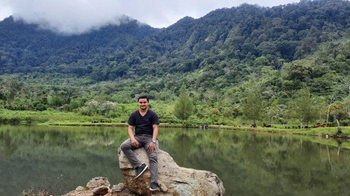 Pengunjung sedang berfoto berlatarbelakangkan Kolam Karona Sakti Pamah Simelir yang berada di Telagah, Salapian, Kabupaten Langkat, Sumatera Utara, Minggu (28/11/2021).    