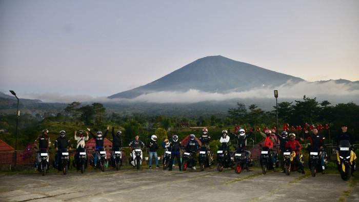 Pengalaman Pulau Lombok 360 derajat ini menghadirkan perjalanan yang lengkap, mulai dari kekayaan budaya lokal, panorama pegunungan yang memukau, jalur pesisir yang eksotis, hingga aktivitas peduli lingkungan yang memberikan makna lebih dalam setiap perjalanan.