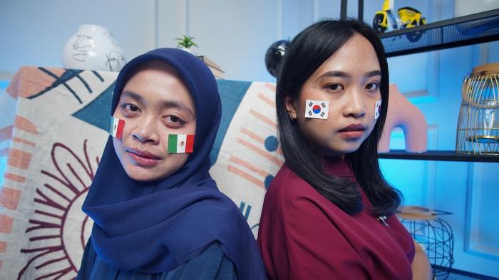 MERIAHKAN PIALA DUNIA - Wanita asal Solo mengenakan stiker Korea Selatan di wajah sebagai bentuk dukungan dalam Piala Dunia 2026, di Kota Solo, Jawa Tengah, Rabu (17/6/2026). (Tribun-Video.com/Akmal Khoirul Habib)