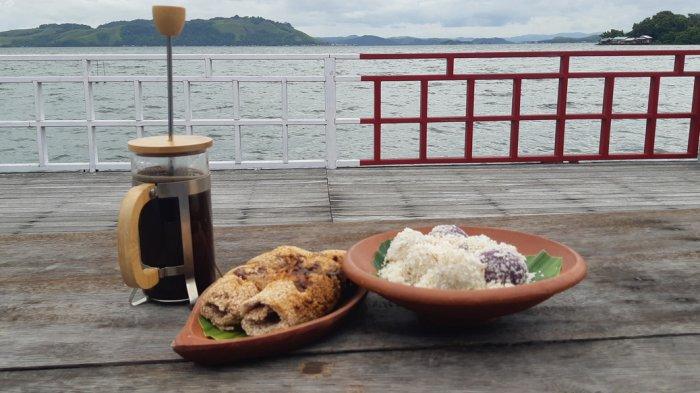 Kuliner lokal dadar sagu atau disebut sinole dan keladi tumbuk dari Jayapura serta kopi dari Papua Pegunungan yang tersaji di Restoran Isasai, Kota Jayapura, Papua. (KOMPAS/FABIO MARIA LOPES COSTA)