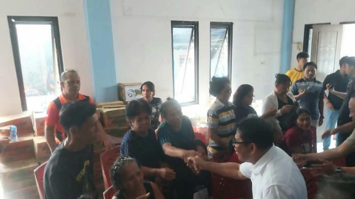 BANTUAN - Penyerahan bantuan berlangsung di Kantor Kelurahan Bahu, Kecamatan Siau Timur, Jumat (19/6/2026).