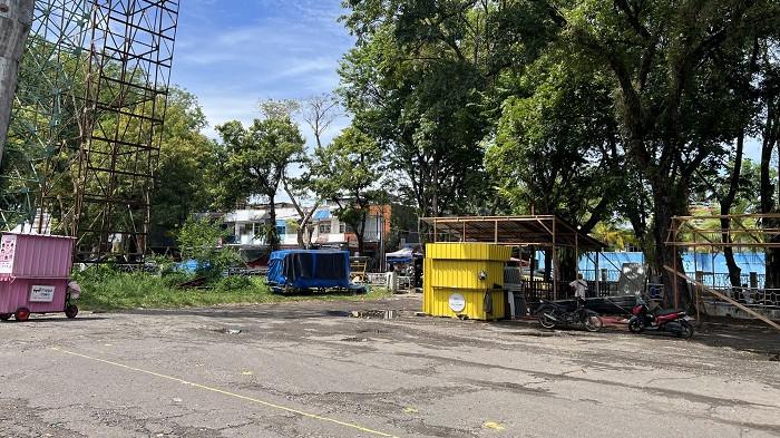 GOR AGUS SALIM - Area depan Kolam Renang Teratai, Kota Padang mendadak berubah menjadi sibuk, Kamis (18/6/2026). Puluhan pekerja tampak bahu-membahu mendirikan bangunan kedai dan warung darurat sebagai tempat bernaung baru bagi para pedagang yang terdampak pengosongan lahan.