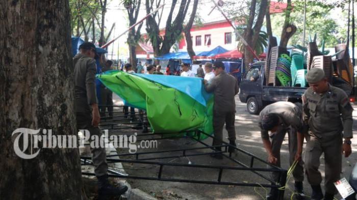 GOR AGUS SALIM - Pemerintah Provinsi Sumatera Barat resmi menutup total seluruh akses menuju kawasan Gelanggang Olahraga (GOR) Haji Agus Salim, Kota Padang, mulai Rabu (17/6/2026). Sejumlah personel Satuan Polisi Pamong Praja (Satpol PP) sudah bersiaga dan mulai melakukan pembersihan di area tersebut dan membongkar dan mengemas tenda-tenda serta lapak kaki lima milik pedagang yang masih berdiri di sana.