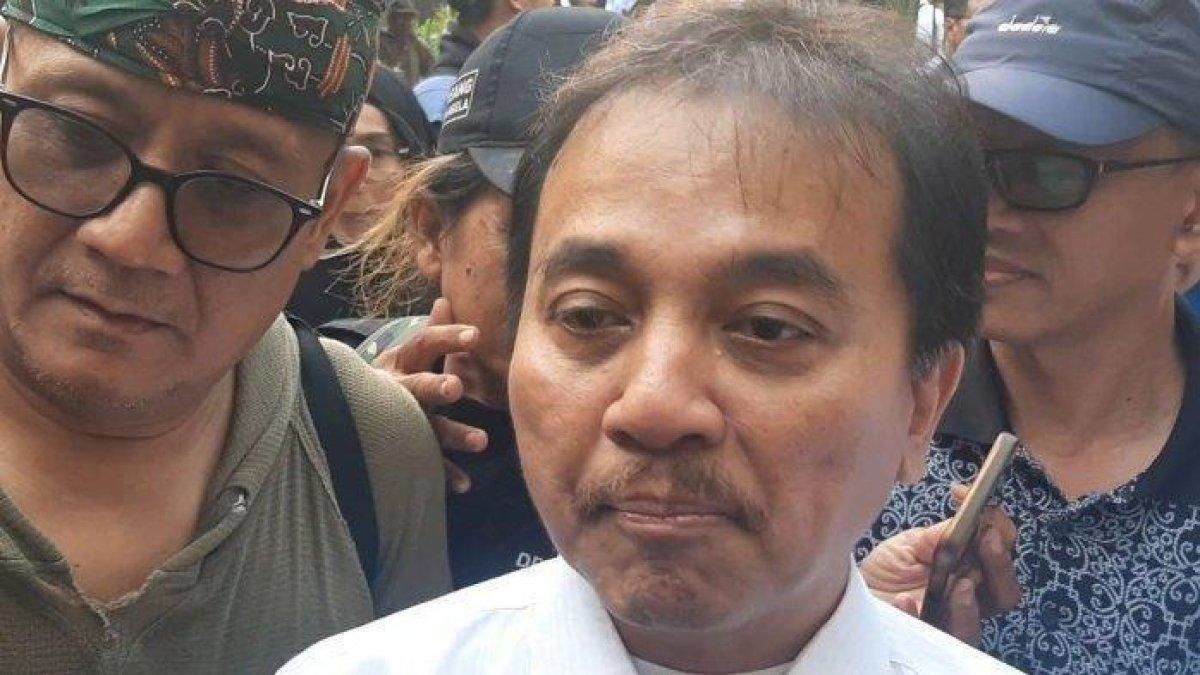 POLEMIK IJAZAH JOKOWI - Roy Suryo saat menemui wartawan usai melakukan pertemuan dengan pihak rektorat dan pihak Fakuktas Kehutanan UGM, Selasa (15/4/2025), terkait dengan ijazah Joko Widodo.