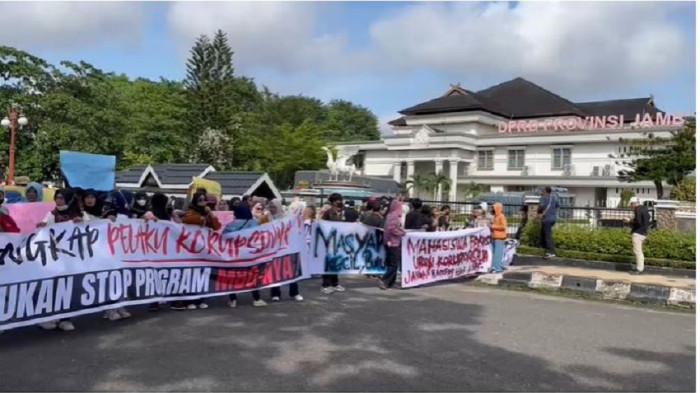 DEMO - Warga Jambi berdemo dukung program MBG di kantor DPRD Provinsi Jambi pada Jumat (19/6/2026). Pendemo menyerukan untuk melanjutkan program MBG