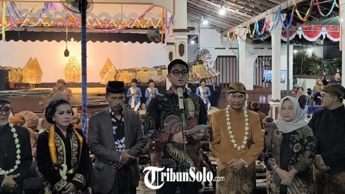 Bupati Klaten Hamenang turut menyaksikan warga berebut apem (2)