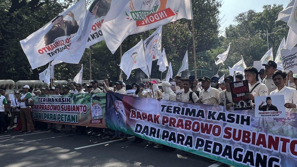 PENDUKUNG MBG - Sejumlah massa yang mengatasnamakan petani dan pedagang menggelar aksi di kawasan Patung Kuda, Jakarta Pusat, Jumat (19/6/2026).