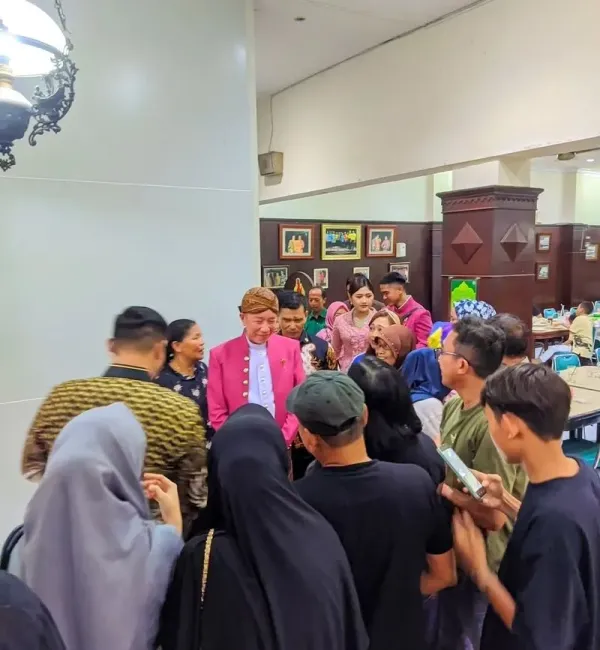 Presiden Joko Widodo saat mampir ke Adem Ayem.