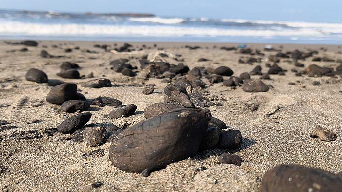 BATU BARA BERCECERAN - Kondisi batu bara berceceran di sepanjang bibir pantai sekitar lokasi tongkang terbaik di perbatasan pantai Batuhiu dan Pantai Sukaresik Kabupaten Pangandaran, Jumat (19/6/2026) pagi.