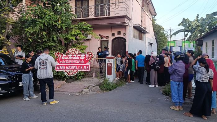 LOKASI PEMBUNUHAN - Rumah lantai dua di Jalan Siliwangi, Kelurahan Paoman, Kecamatan/Kabupaten Indramayu yang menjadi lokasi ditemukannya Sahroni dan keempat anggota keluarganya yang diduga dibunuh