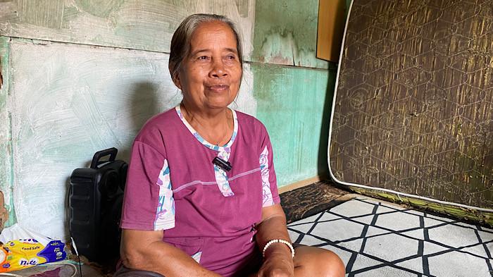 PENERIMA BANSOS - Tukiyem (74) warga Kelurahan Padang Jati, Kota Bengkulu, saat diwawancarai di Kontrakkannya, Jumat (19/6/2026). Lansia di Bengkulu ini tak lagi menerima bansos usai nama anak PNS tercantum dalam data KK-nya.