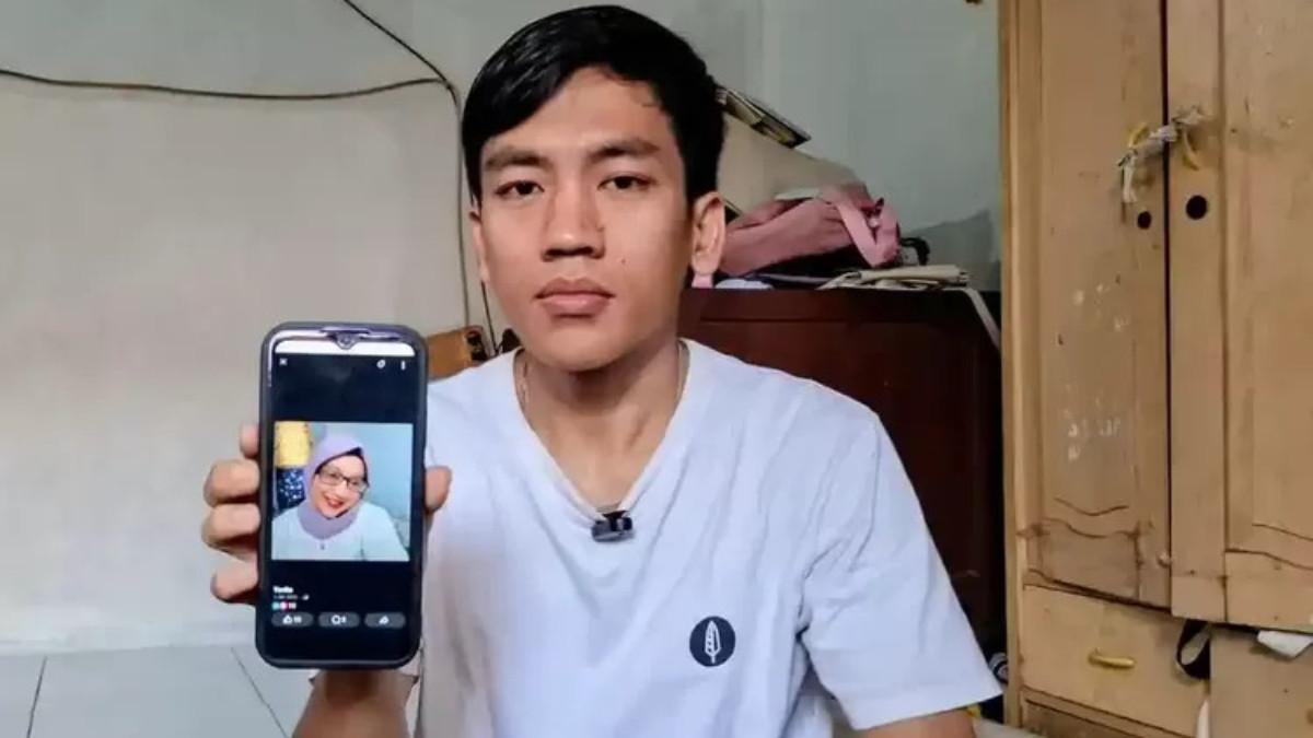 KASUS PENGANIAYAAN - Seorang perempuan dari Rancaekek, YTR diduga jadi korban penyekapan dan disiksa hingga buta. Adik korban, Syahrul Ulum (26) saat ditemui di rumahnya di Kecamatan Rancaekek, Kabupaten Bandung.