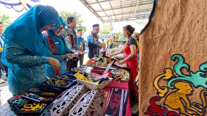 Lomba desa di Warukin