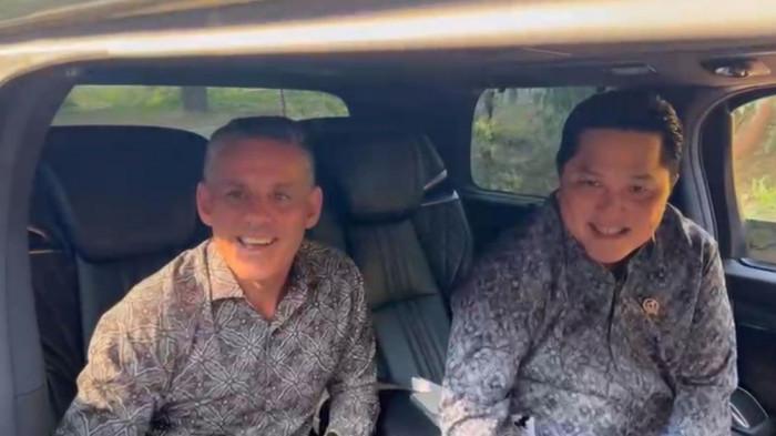 TERSENYUM LEBAR - Pelatih Timnas Indonesia, John Herdman tampak tersenyum lebar di samping Menteri Pemuda dan Olahraga, Erick Thohir. Herdman mengaku gemetar jelang pertemuan perdananya dengan Presiden Prabowo Subianto di Hambalang, Bogor, pada Jumat (19/6/2026). 