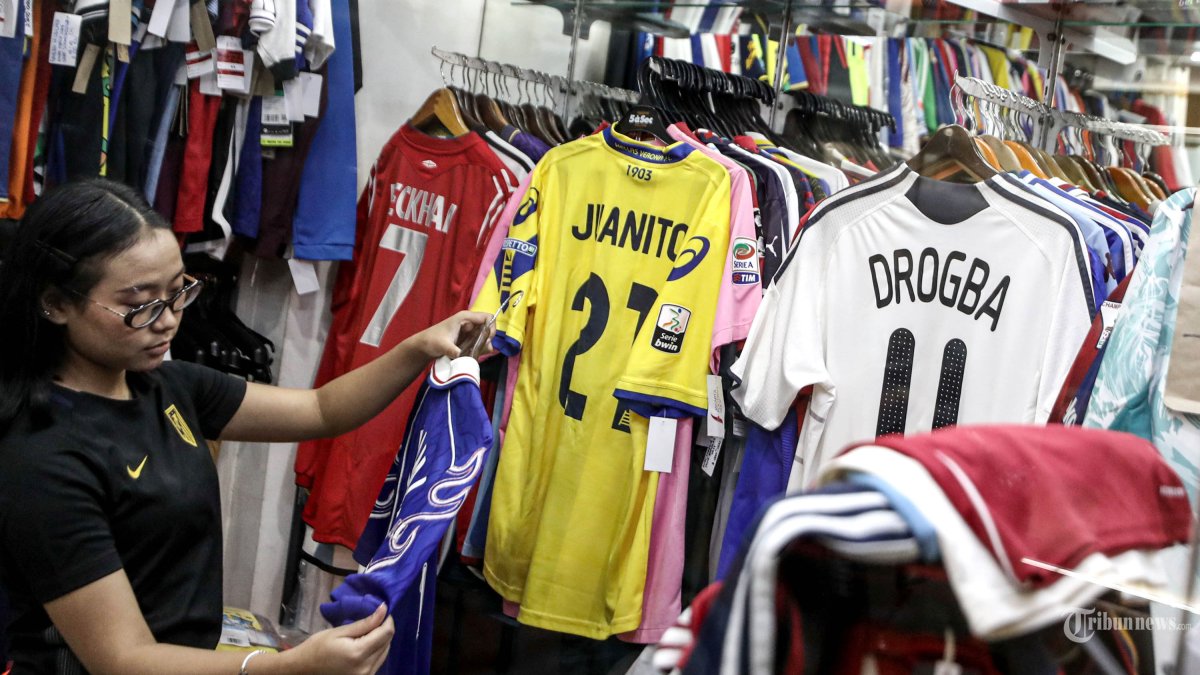 PENJUALAN JERSEY - Calon pembeli memilih berbagai jersey tim nasional di Jakarta Football Shop, Jakarta, Selasa (16/6/2026). Perhelatan Piala Dunia 2026 mendorong peningkatan penjualan jersey tim nasional yang dijual dengan harga dari Rp500 ribu hingga lebih dari Rp1 juta per jersey. TRIBUNNEWS/IRWAN RISMAWAN
