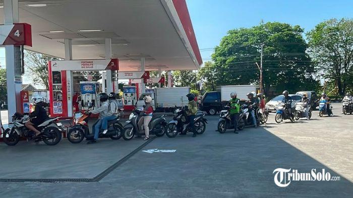MENGULAR - Sejumlah pengendara di Kabupaten Sukoharjo terlihat beralih ke BBM subsidi jenis Pertalite setelah harga Pertamax mengalami kenaikan signifikan mulai Rabu (10/6/2026) di SPBU Jombor Sukoharjo. Antrean kendaraan untuk mendapatkan Pertalite mengular.