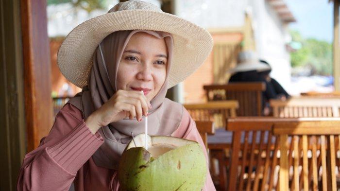 Air kelapa bisa mengganti cairan tubuh yang hilang selama berpuasa dengan cepat