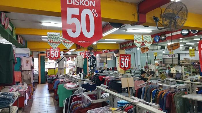 PERTAMA DI BELTIM - Gedung Toserba Puncak Manggar yang terletak di pinggir Jalan Raya Jenderal Sudirman, Desa Kurnia Jaya, Kecamatan Manggar, Kabupaten Belitung Timur, Jumat (19/6/2026). Swalayan pertama di Beltim yang berdiri sejak tahun 2005 ini tengah menjadi sorotan akibat desas-desus rencana penutupan, di mana saat ini pihak pengelola sedang menggelar program cuci gudang sembari menunggu keputusan final dari manajemen pusat.