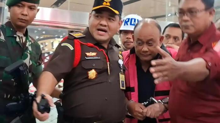 DITAHAN KEJAGUNG - Eks Kepala BGN Dadan Hindayana mengenakan rompi tahanan digiring petugas Kejaksaan Agung seusai ditetapkan sebagai tersangka dugaan kasus korupsi program MBG di Gedung Bundar Kejagung, Jakarta pada Rabu (3/6/2026) sore.