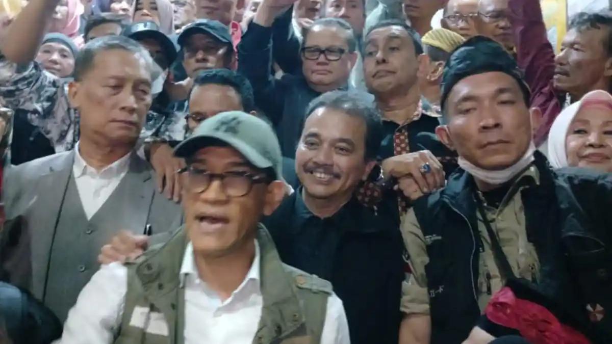 ROY SURYO DITANGKAP - Usai diperiksa penyidik Polda Metro Jaya selama sembilan jam sebagai tersangka kasus tudingan ijazah palsu Presiden ke-7 RI, Joko Widodo (Jokowi), Roy Suryo Cs akhirnya keluar dari Gedung Direktorat Reserse Kriminal Umum (Ditreskrimum) Polda Metro Jaya, Kamis (13/11/2025) malam. Roy Suryo terlihat tersenyum lebar saat meninggalkan ruang penyidik, karena dipastikan tidak ditahan dan ia disambut pendukungnya para emak-emak.