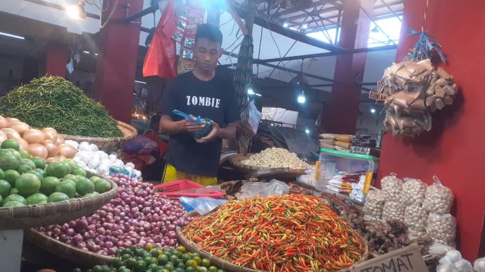 PASAR BERSEHATI - Harga cabai rawit di Pasar Bersehati masih bertahan di level tinggi hingga mencapai Rp 100 ribu per kilogram. Meski mengalami penurunan dari harga Rp 110 ribu per kilogram, namun harga saat ini masih dikeluhkan oleh masyarakat.