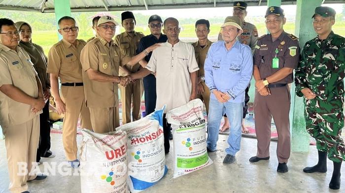 PENYERAHAN PUPUK SUBSIDI — Wakil Bupati Bangka Barat, Yus Derahman bersama instansi terkait saat menyerahkan pupuk subsidi kepada para petani padi sawah di Kecamatan Tempilang, Selasa (2/6/2026).