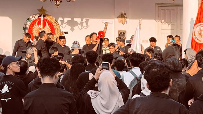 AKSI - Seorang koordinator aksi memberikan arahan kepada massa Aliansi BEM se-DIY untuk masuk ke ruang rapat kantor DPRD DIY, Jumat (19/6/2026).